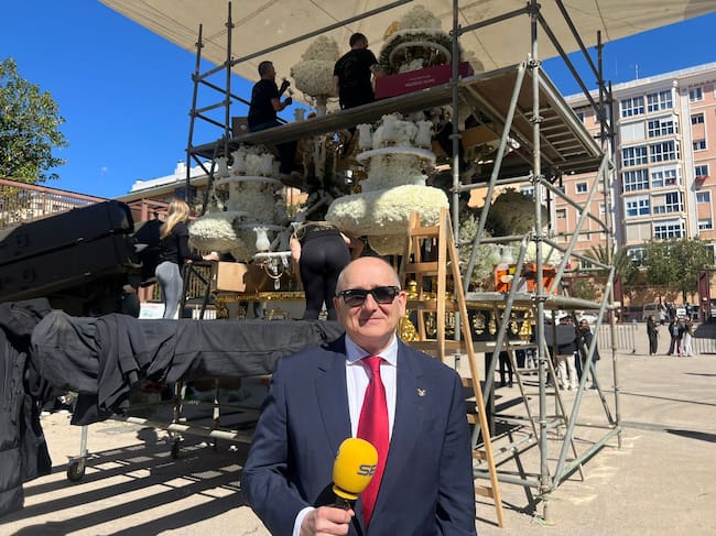 Clavel blanco, rosas y paniculata dan forma a una de las imágenes más reconocibles del Martes Santo