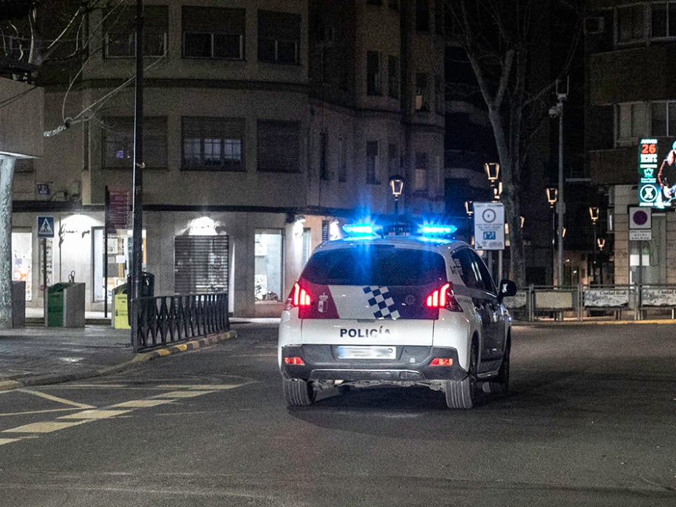 Vehículo de la Policía Local en una ruta nocturna en la capital