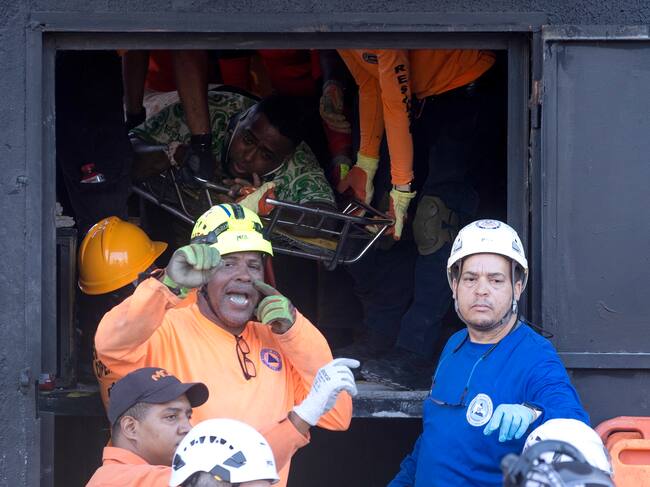 Integrantes del cuerpo de bomberos y de rescate evacuan a un herido este martes, en la discoteca Jet Set en Santo Domingo (República Dominicana).
