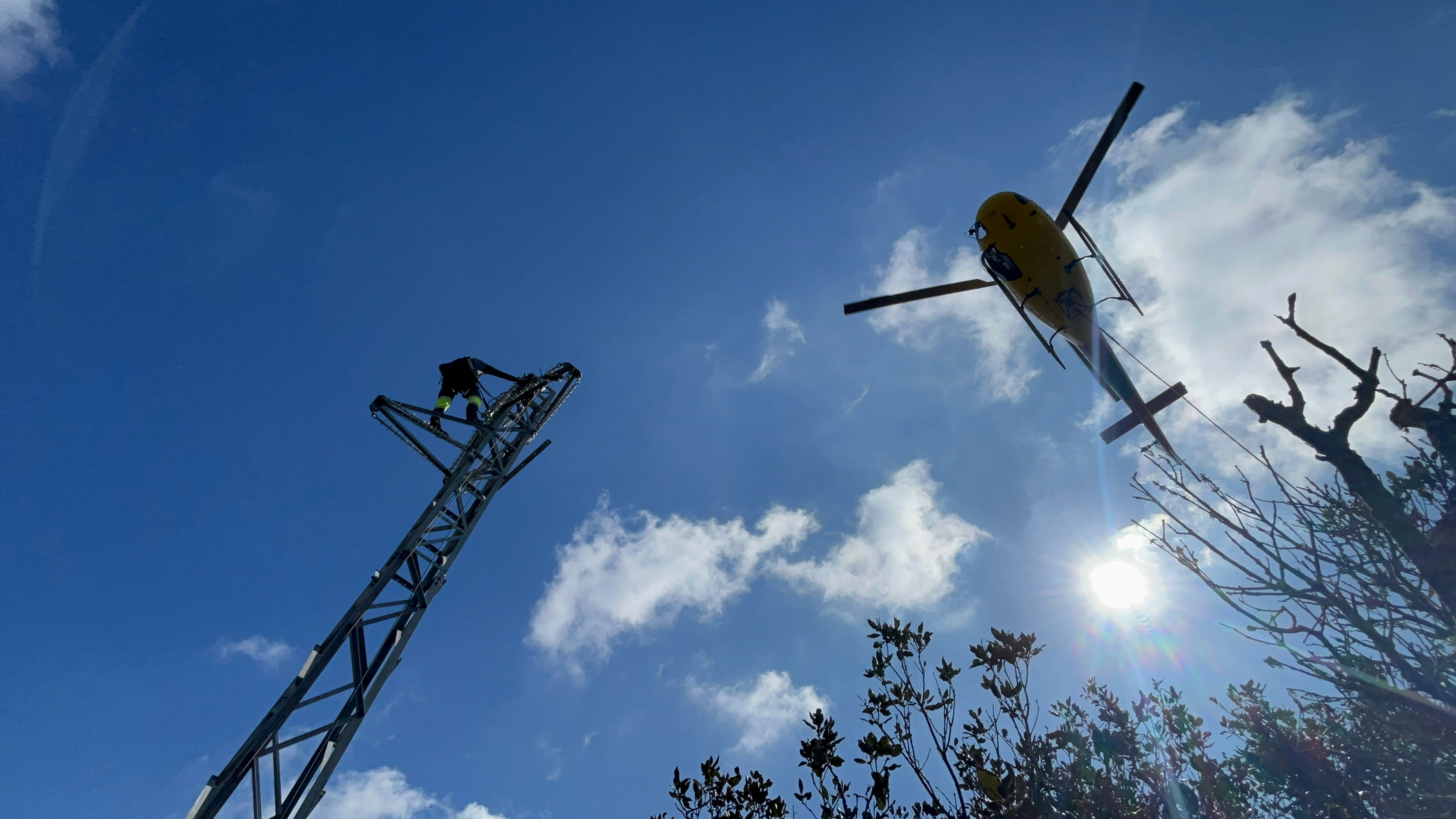 Les feines amb l'helicòpter han permès millorar la xarxa de subministrament elèctric a l'illa.