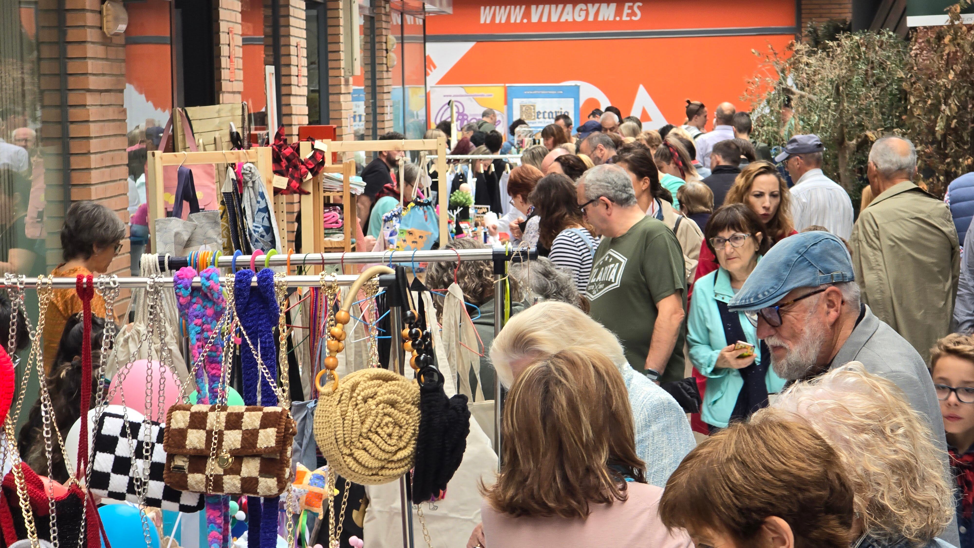 El 18 de mayo tendrá lugar una nueva edición del emblemático Mercado de Los Porches y, el viernes 23 de mayo, un taller infantil de tote bags con motivos florales