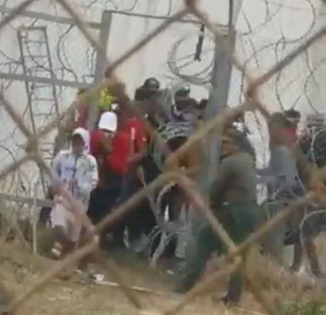 Fotograma del vídeo compartido por el Sindicato Unificado de Policía en el que señalan que se ve a un policía marroquí abriendo la frontera a un grupo de migrantes