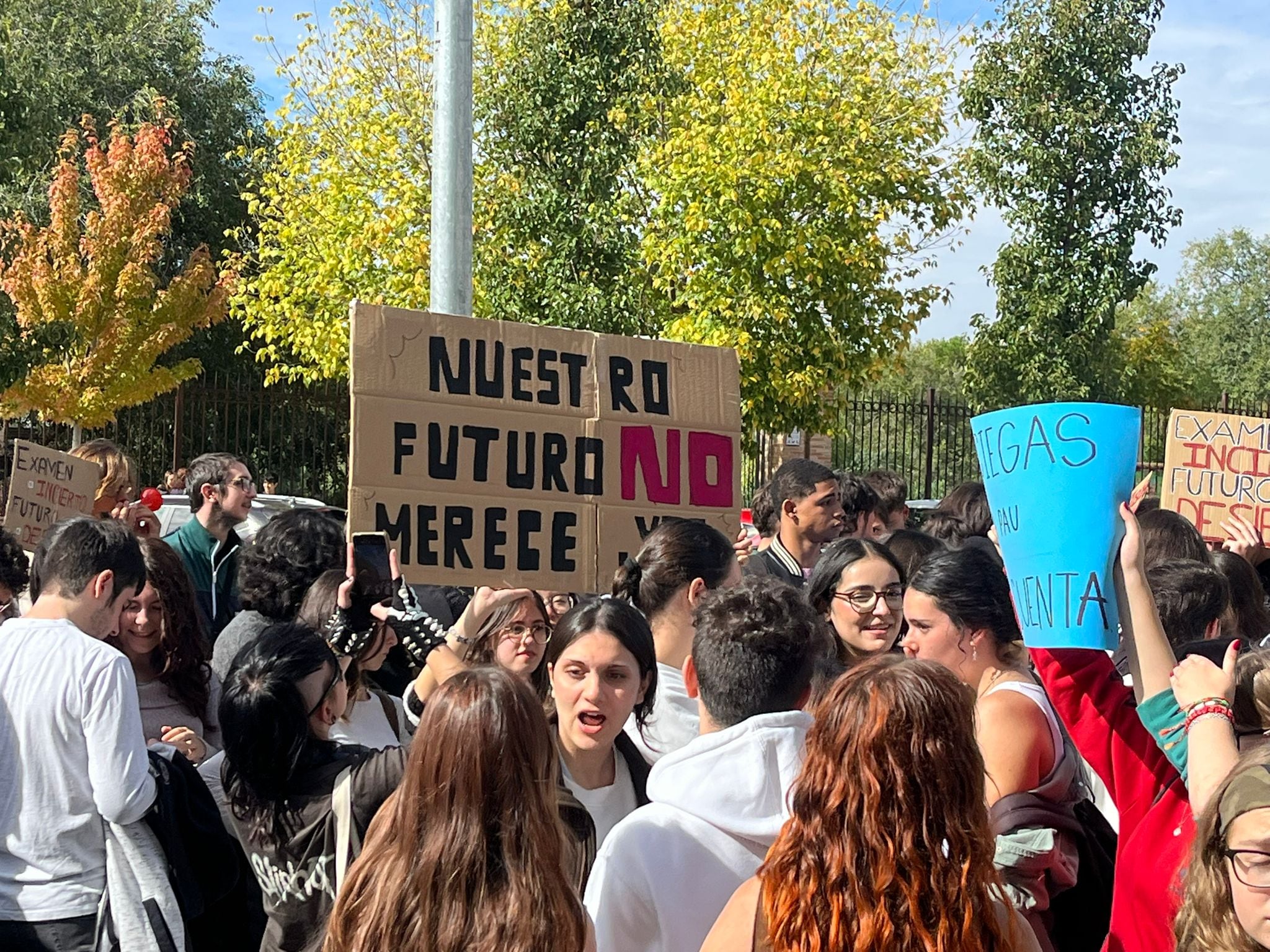 Unos 150-200 jóvenes se manifiestan a las puertas de la Delegación Provincial de Educación en Toledo, durante la jornada de huelga de estudiantes de este viernes