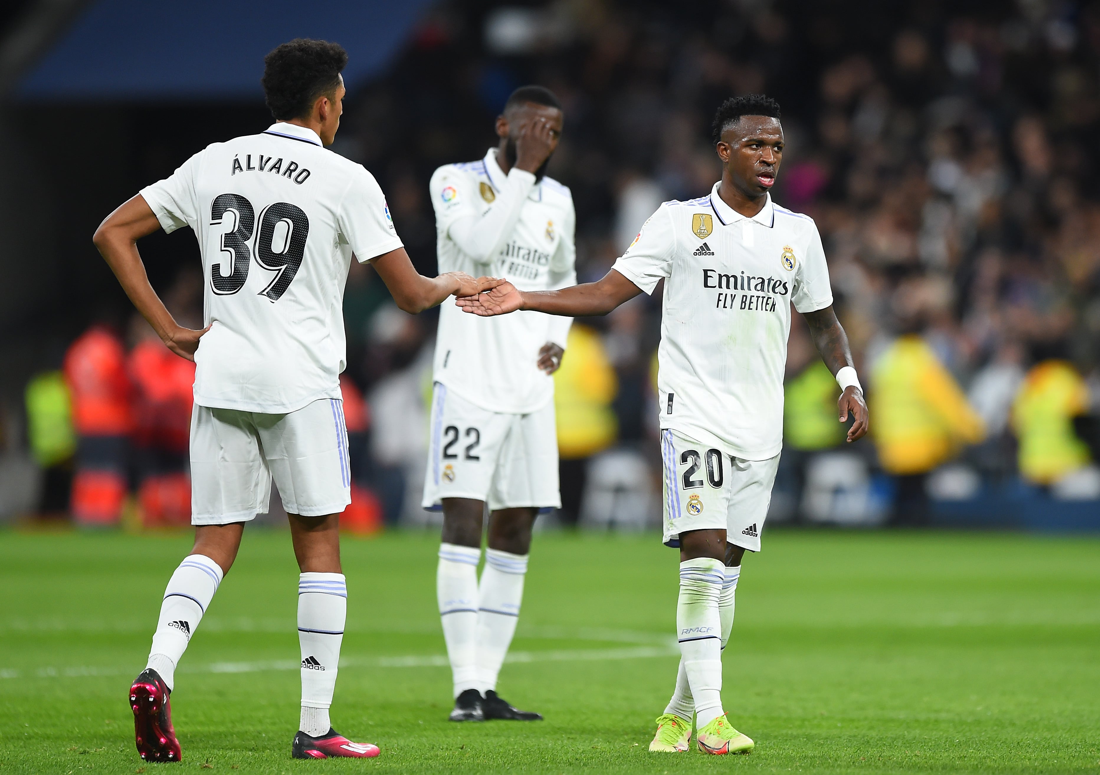 Los jugadores del Real Madrid, durante el derbi madrileño.