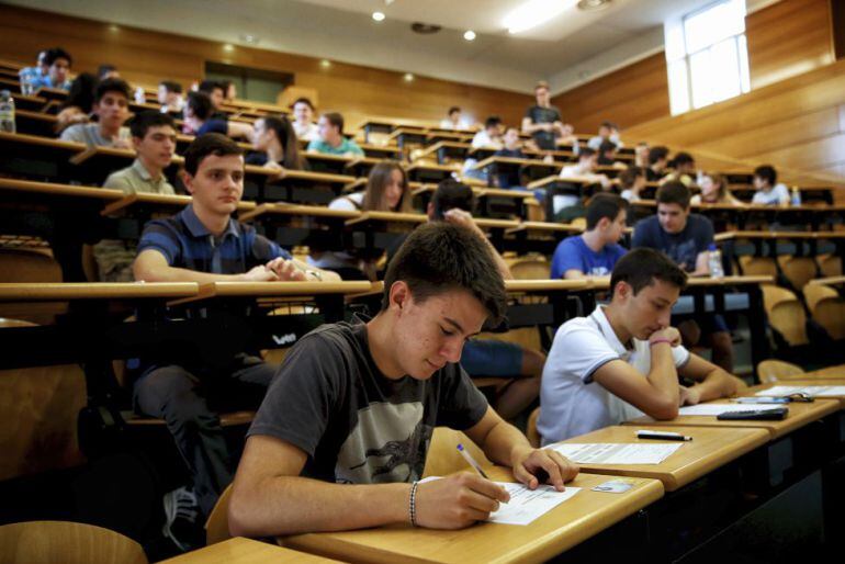 Estudiantes en plena Selectividad