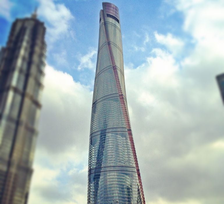 La Torre de Shangais se erige junto a otros dos rascacielos: el &quot;Abrebotellas&quot; y el Jin Mao.