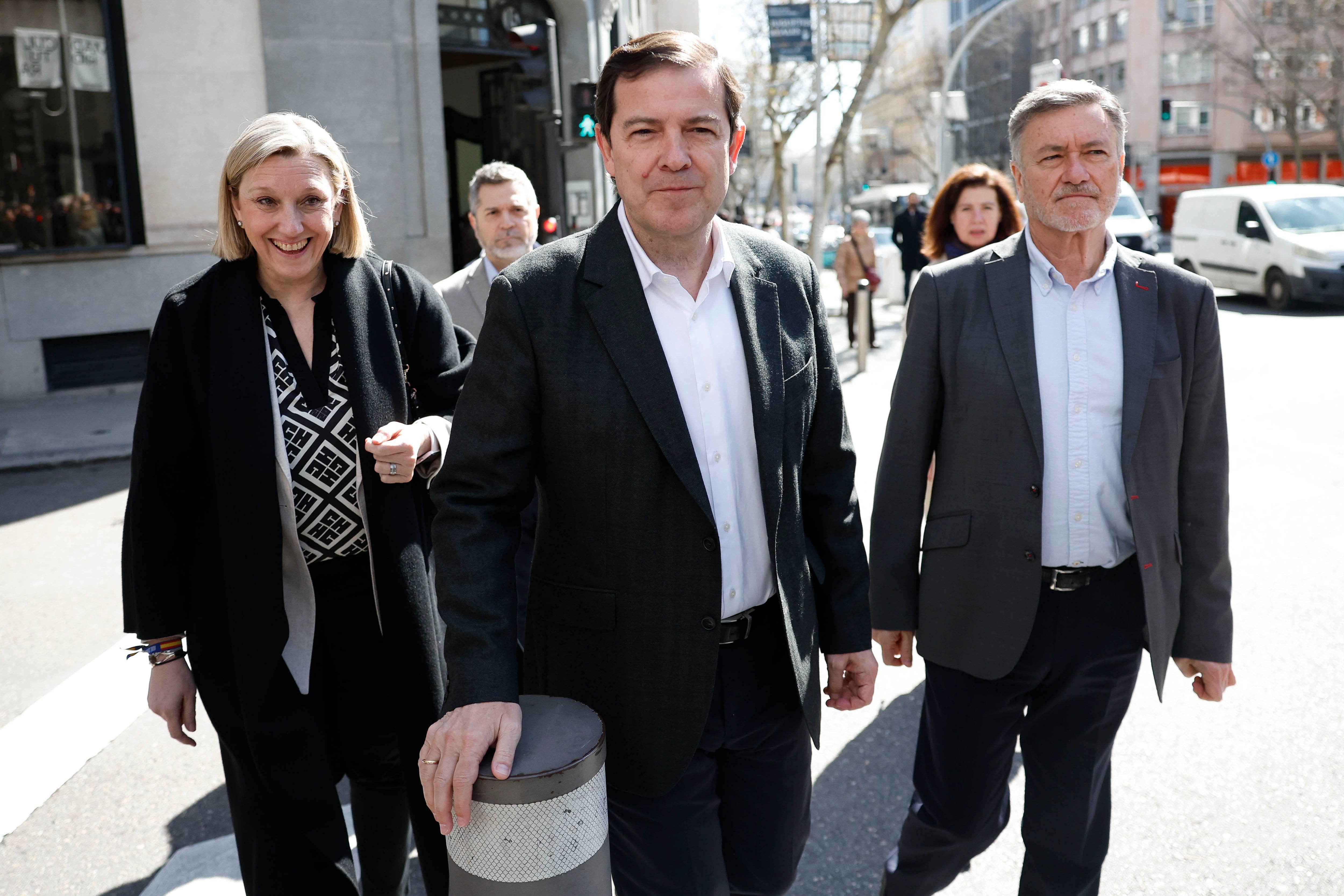 MADRID, 16/03/2026.- El presidente en funciones de Castilla y León, Alfonso Fernández Mañueco, a su llegada a la reunión de la Junta Directiva Nacional del Partido Popular este lunes en Madrid. EFE/ Javier Lizón