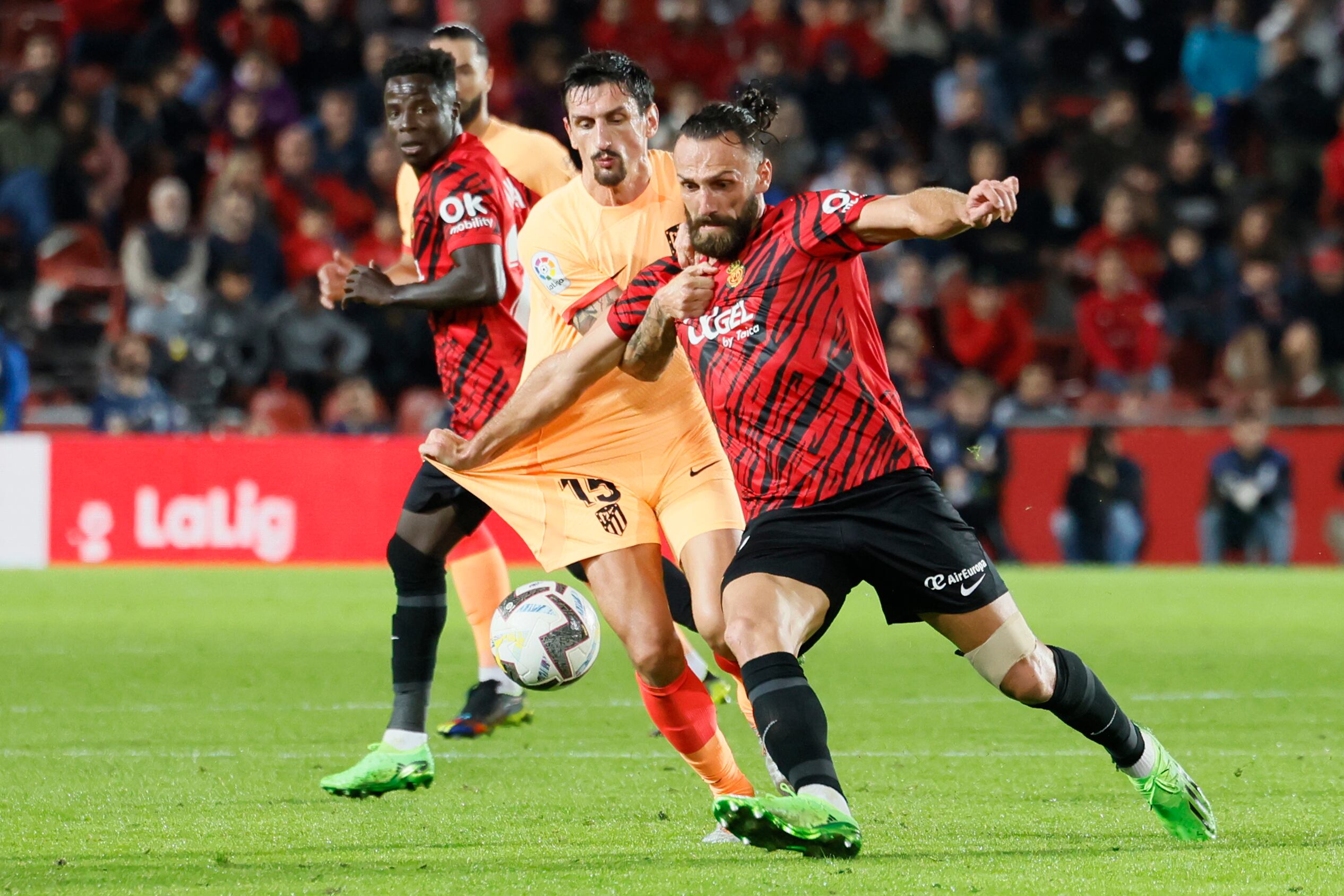 PALMA DE MALLORCA, 09/11/2022.- El delantero albanés del Mallorca, Vedat Muriqi (d), disputa el balón ante el defensa montenegrino del Atlético de Madrid, Stefan Savic, durante el partido Liga en Primera División que disputan hoy miércoles en el estadio de Son Moix, en Palma de Mallorca. EFE/Cati Cladera.
