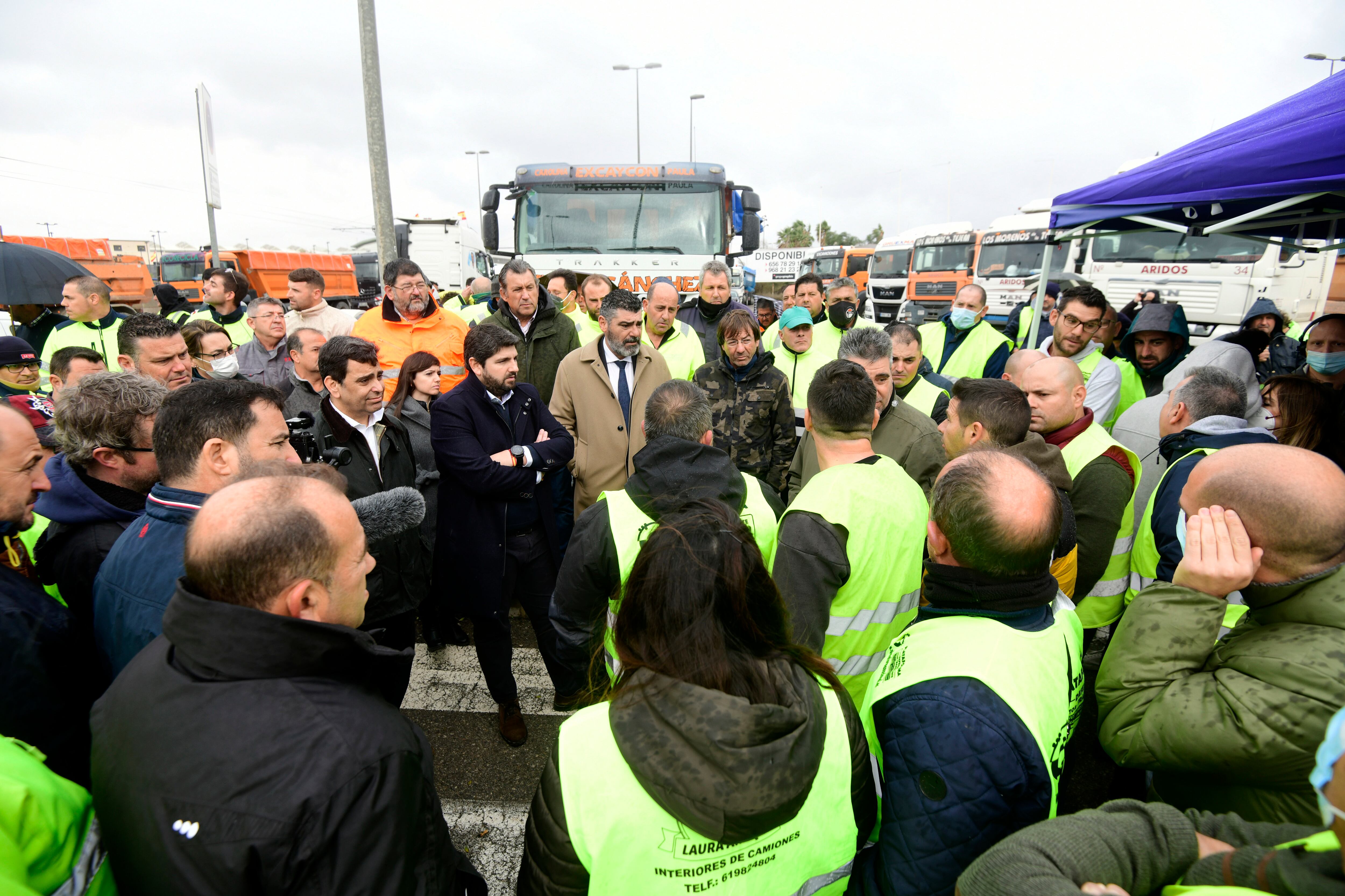 El presidente de la Comunidad, Fernando López Miras visita la concentración de los transportitas en huelga