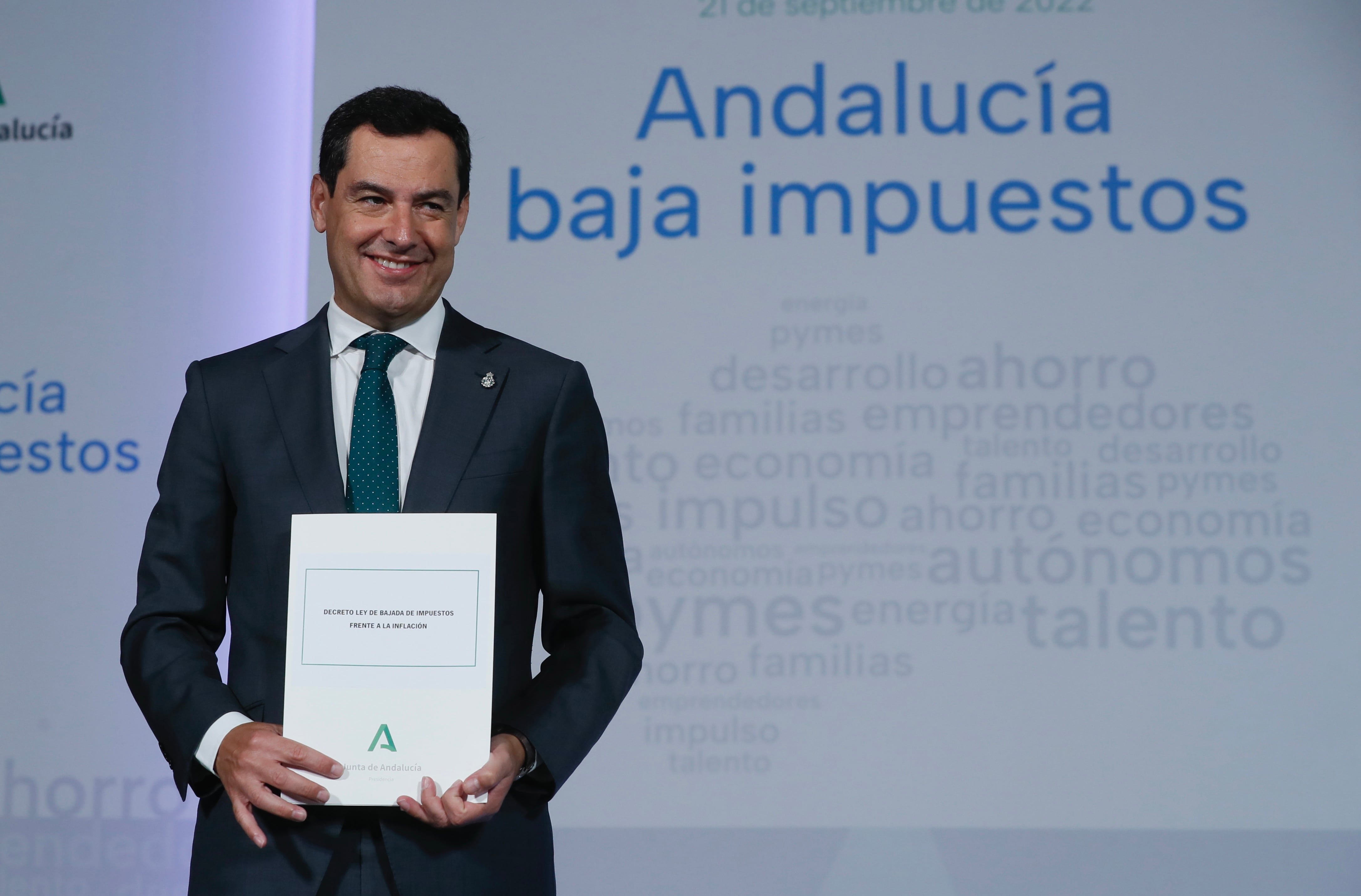 -FOTODELDIA- GRAFAND3354. SEVILLA, 21/09/2022.- El presidente de la Junta de Andalucía, Juanma Moreno, tras la firma del decreto ley de bajada de impuestos frente a la inflación aprobado en el Consejo de Gobierno.EFE/José Manuel Vidal
