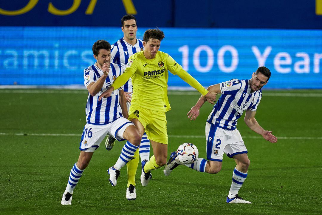 Pau Torres pelea por un balón contra dos jugadores de la Real
