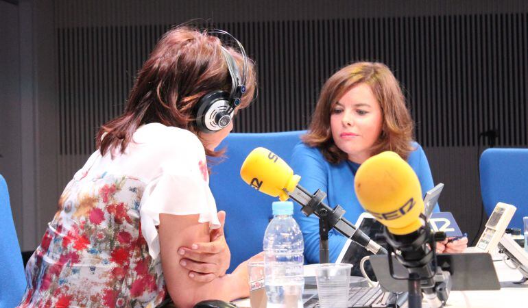 Soraya Sáenz de Santamaría y Pepa Bueno durante la entrevista en &#039;Hoy por Hoy&#039;