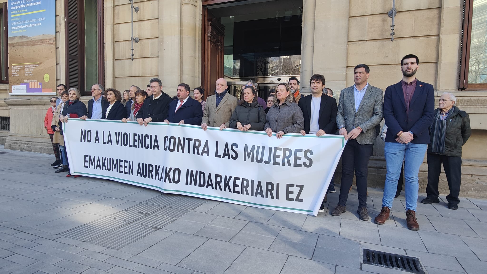 Concentración de un minuto de silencio convocada por el Parlamento de Navarra en repulsa ante los últimos asesinatos por violencia de género