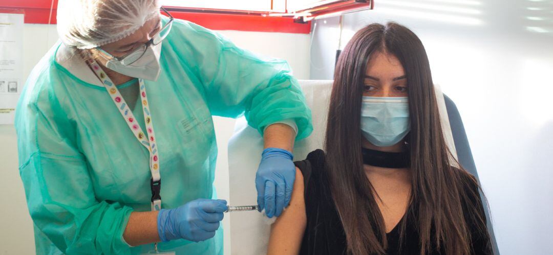 Archivo - Vacunación contra el coronavirus.