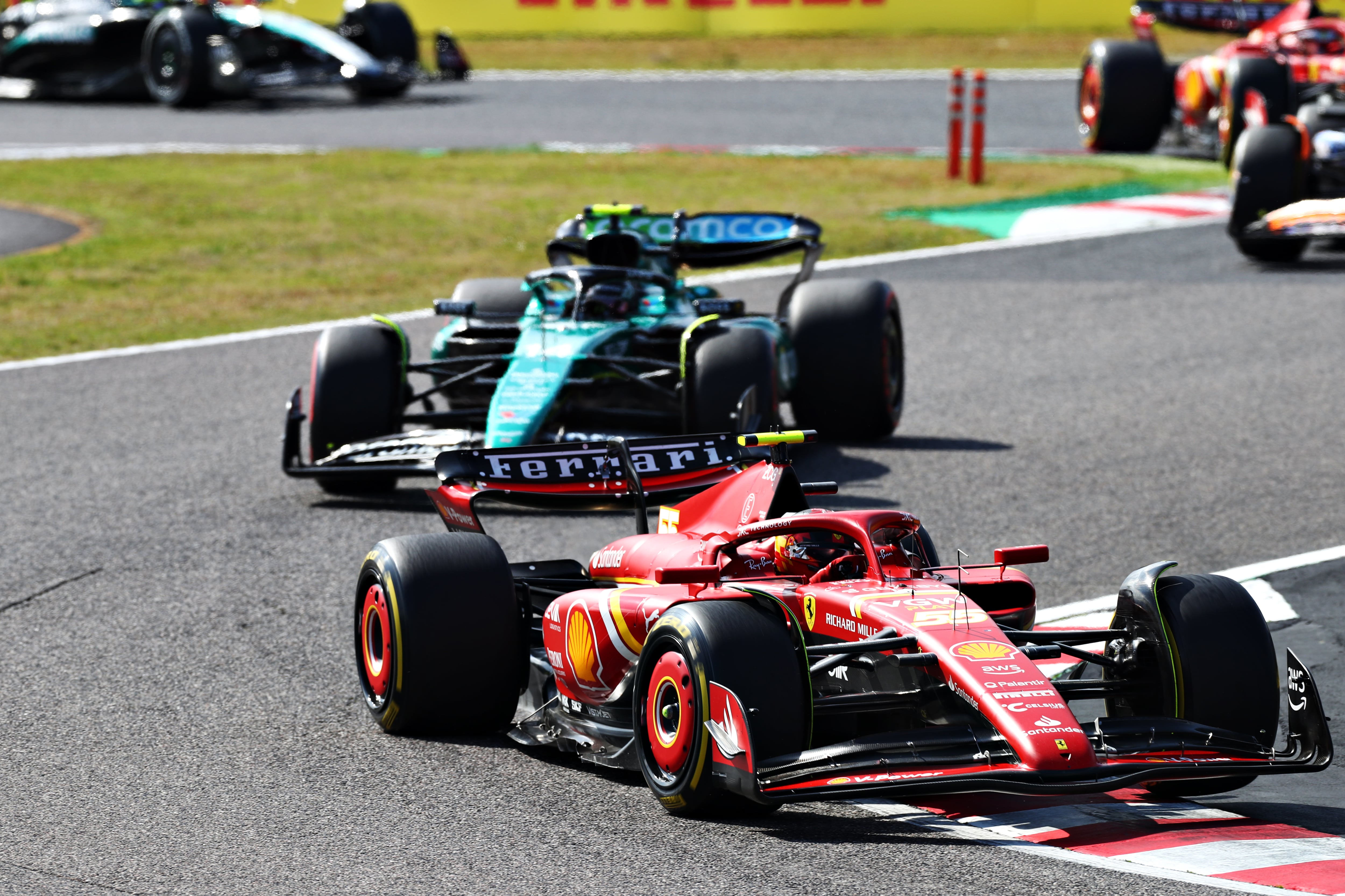 Carlos Sáinz y Fernando Alonso durante un Gran Premio