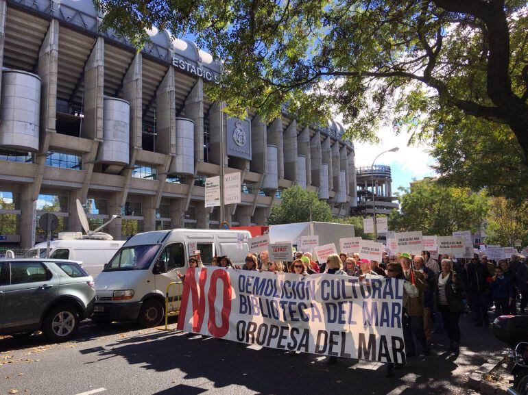 Imagen de los vecinos de les Amplàries en la protesta