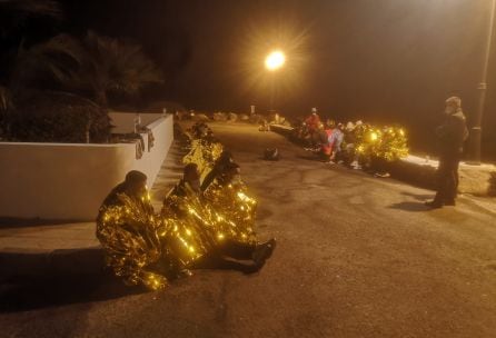 Migrantes rescatados en &quot;Punta Burro&quot;, junto a la localidad lanzaroteña de Punta Mujeres.