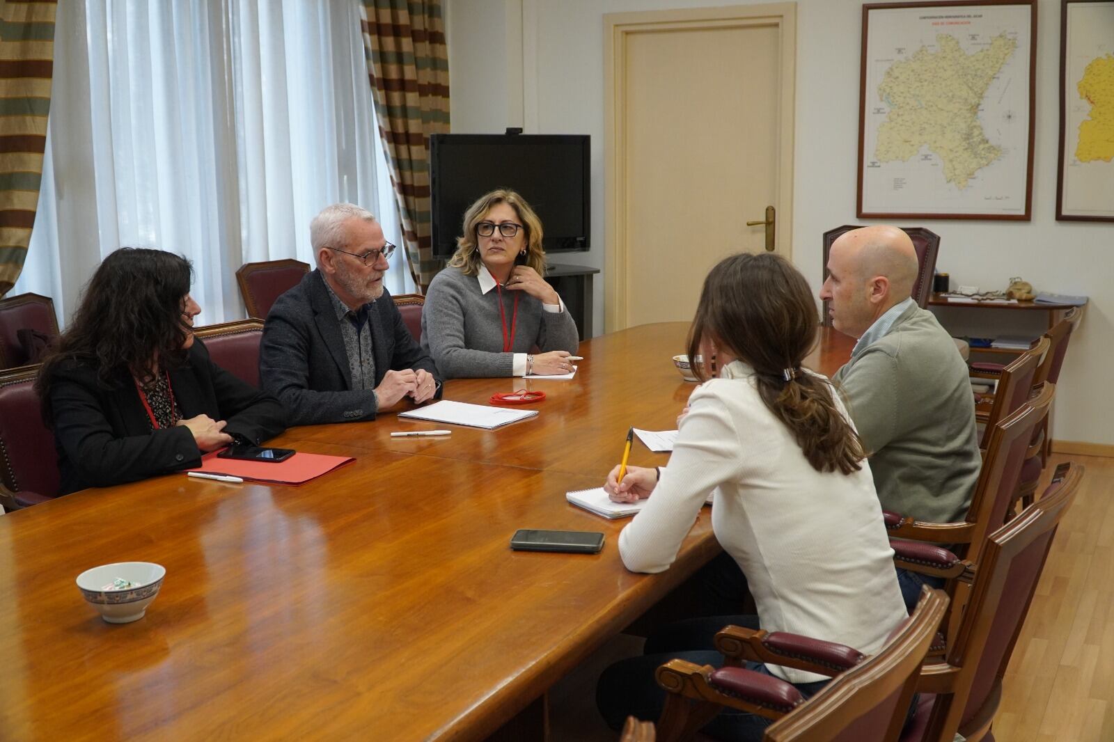 A la izquierda, el alcalde de Alboraia, Miguel Chavarrías, y a la derecha, el presidente de la CHJ, Miguel Polo, durante la reunión para abordar la limpieza del barranco del Carraixet.