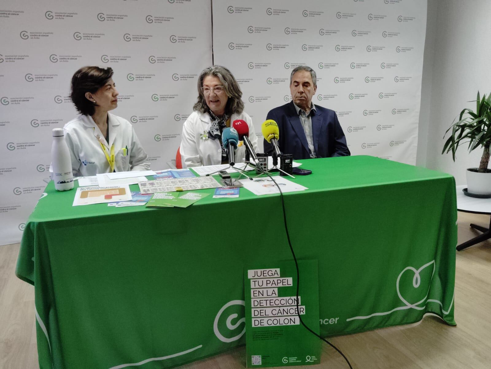 Rocío Martín, Dolores Rodríguez y Antonio Carmona presentan la campaña &#039;Juega tu papel en la detección del cáncer de colon&#039;