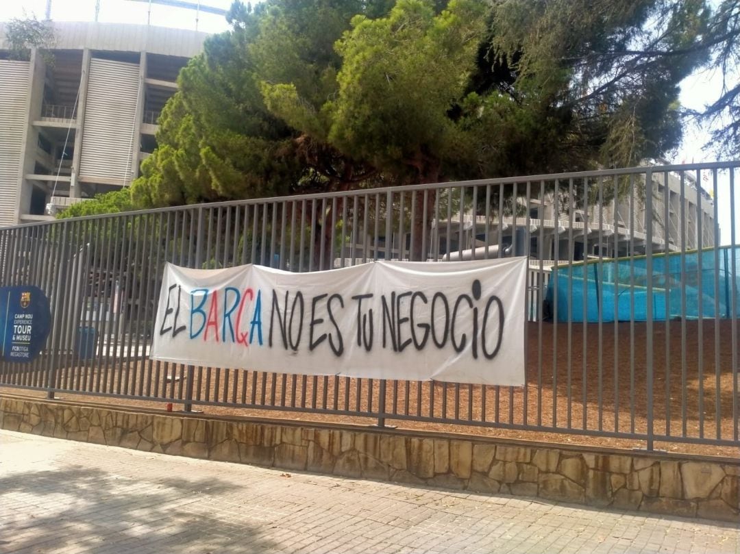 Pancartas en contra de Joan Laporta en Camp Nou