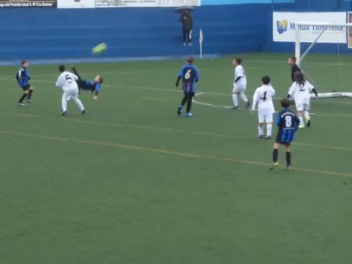 Espectacular golazo de chilena de un benjamín