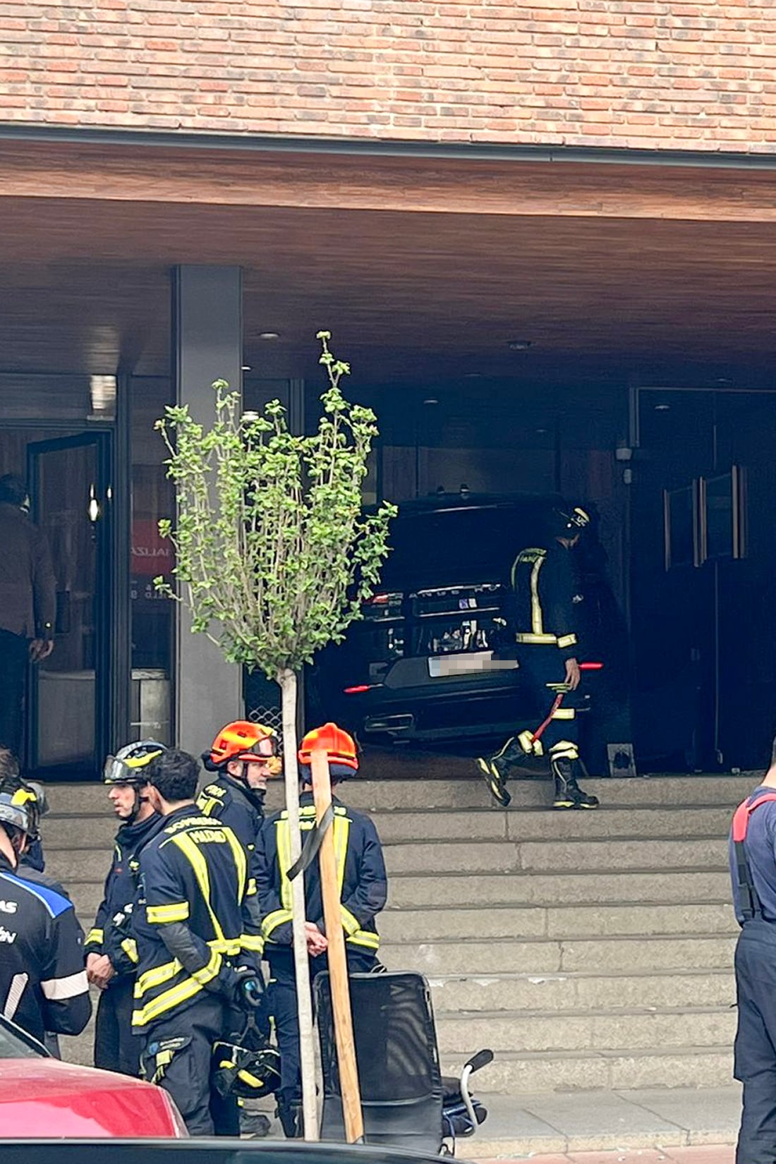 Un todoterreno ha acabado este miércoles empotrado contra un portal sin causar heridos en el distrito de Salamanca, según han indicado a EFE fuentes de la Policía Municipal y de Emergencias Madrid.El suceso ha ocurrido sobre las 15.15 cuando la conductora ha perdido el control de su vehículo por causas que se desconocen y tras subir los diez escalones que separaban la acera del portal del número 75 de la calle de Lagasca se ha quedado detenido en la puerta de entrada al bloque de viviendas.