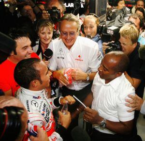 Hamilton celebra con su padre el título logrado en Brasil en 2008.