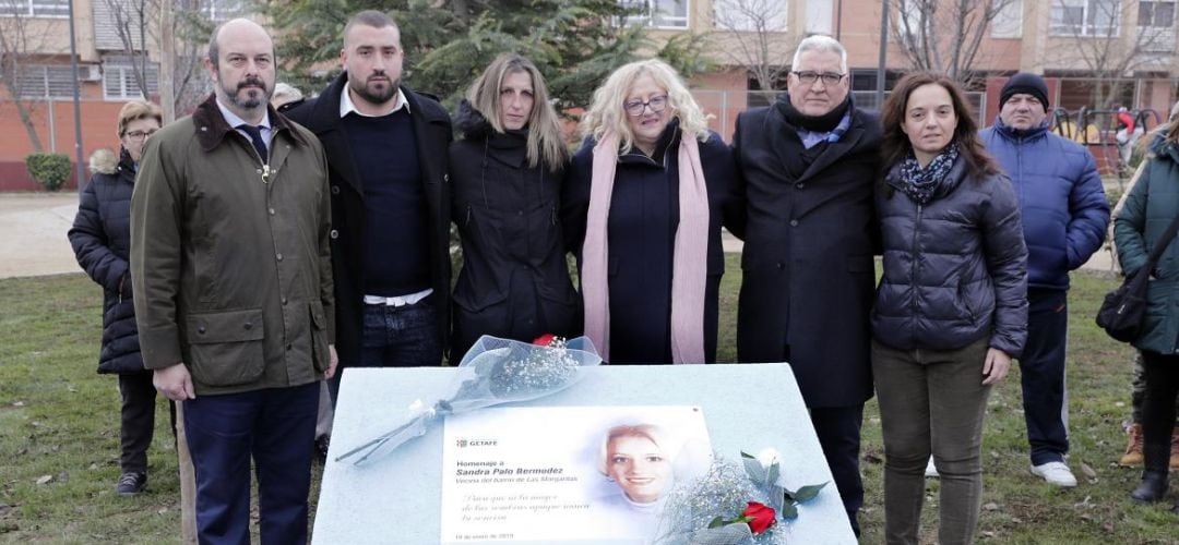 La familia de Sandra Palo, el vicepresidente regional y la alcaldesa de Getafe,entre otros, asistieron a la inauguración de la placa en meoria de la joven.