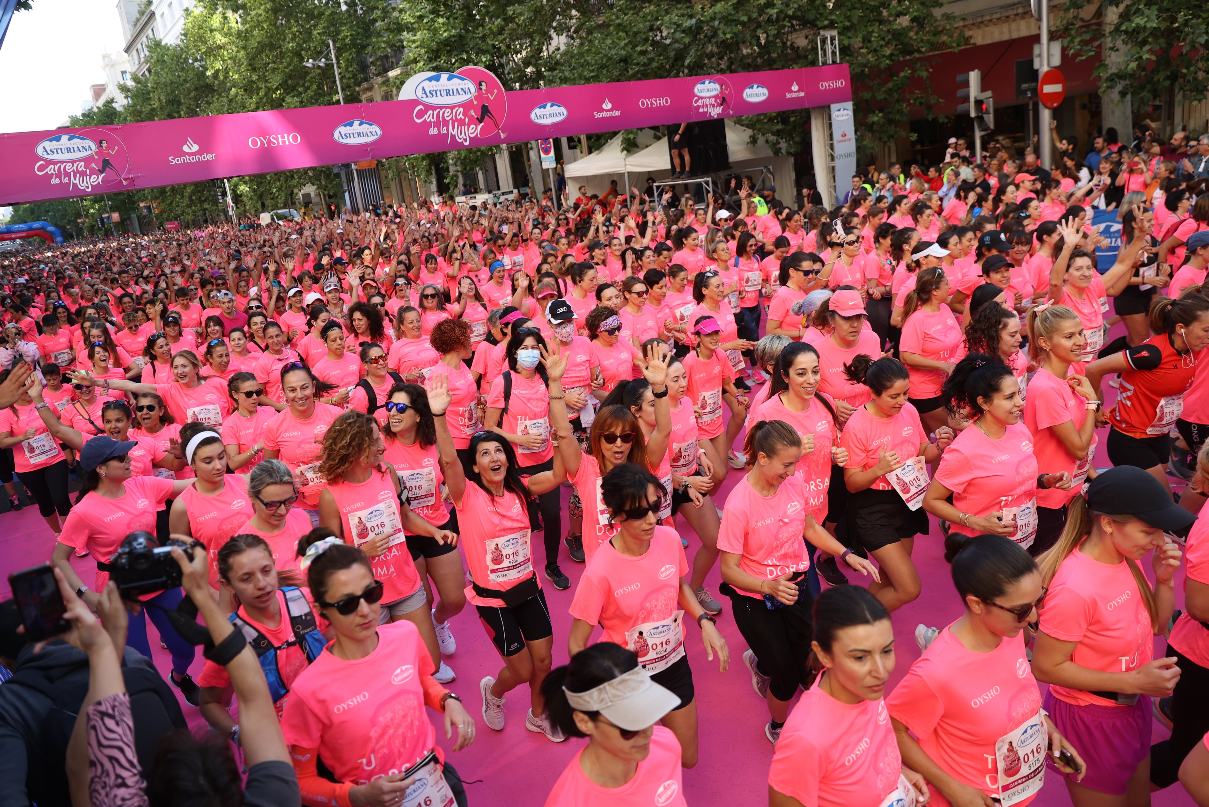 Más de 30.000 corredoras participan este domingo en la Carrera de la Mujer.