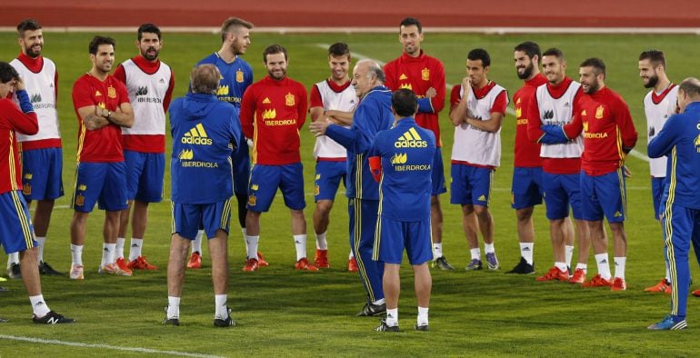 El seleccionador nacional, junto a los jugadores de España antes de que se conociera la suspensión del partido ante Bélgica.