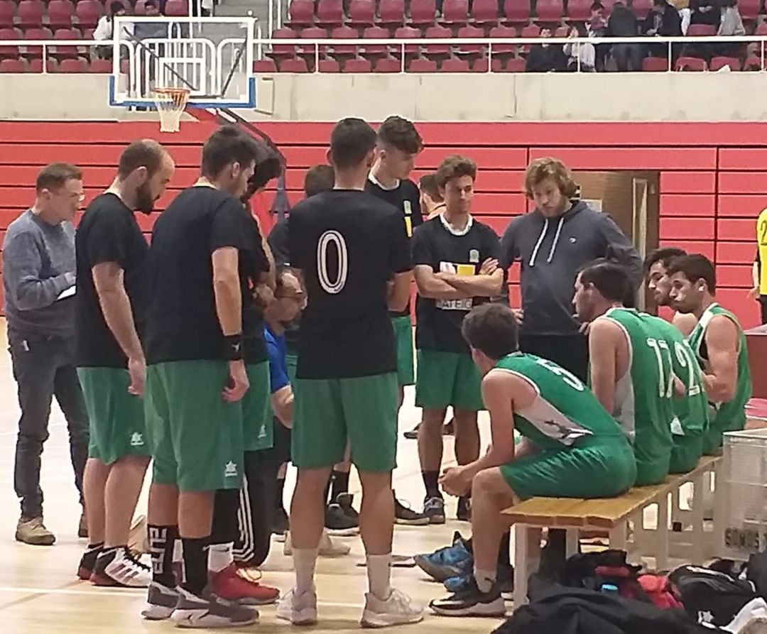 Los jugadores del equipo eldense escuchan las indicaciones del técnico