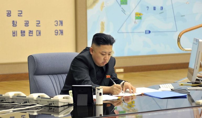 Foto de archivo del líder norcoreano, Kim Jong-un mientras mantiene un gabinete de crisis con varios oficiales norcoreanos para ordenar que esté listo el arsenal de cohetes para atacar algun objetivo surcoreano o estadounidense.