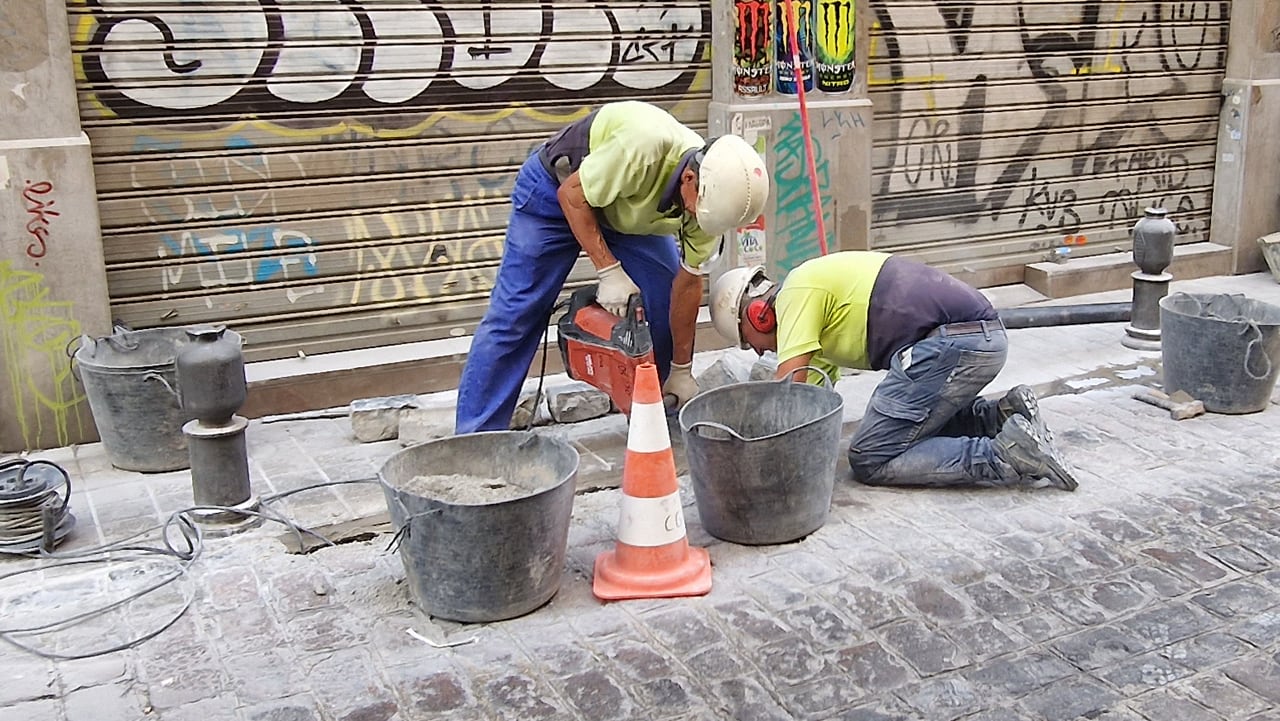 Trabajadores de la construcción en una obra en Granada