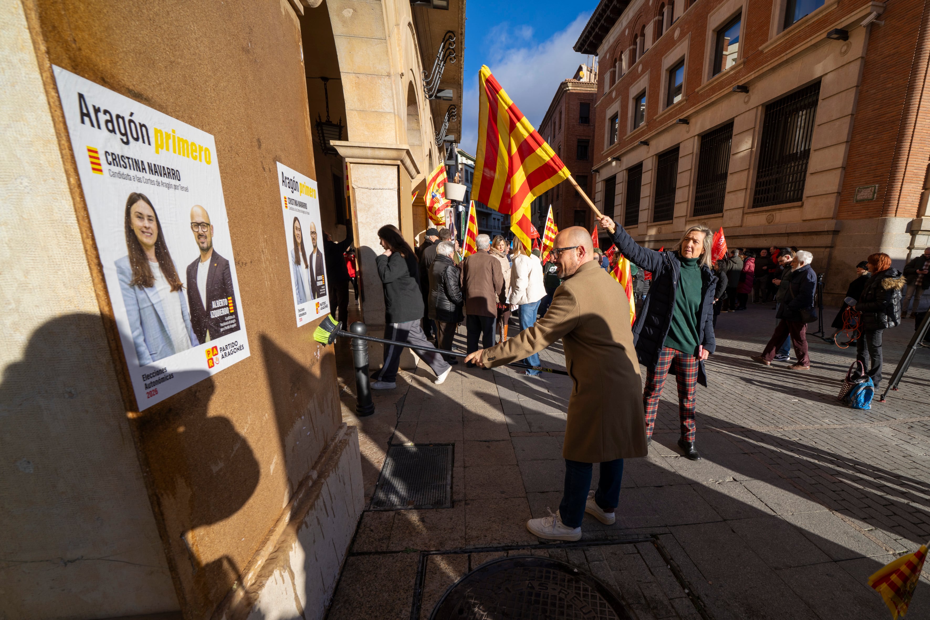 TERUEL, 23/01/2026.- Alberto Izquierdo, candidato a la presidencia del gobierno de Aragon por el PAR, durante la tradicional tradicional pegada de carteles electorales de los partidos políticos, este viernes en la plaza San Juan de Teruel. EFE/Antonio García