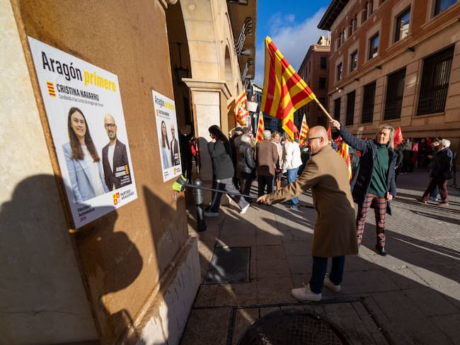 TERUEL, 23/01/2026.- Alberto Izquierdo, candidato a la presidencia del gobierno de Aragon por el PAR, durante la tradicional tradicional pegada de carteles electorales de los partidos políticos, este viernes en la plaza San Juan de Teruel. EFE/Antonio García