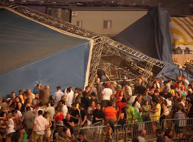 Varias personas observan el escenario de la feria anual de Indianápolis que se cayó hoy, sábado 13 de agosto de 2011, en esa ciudad de Estados Unidos.