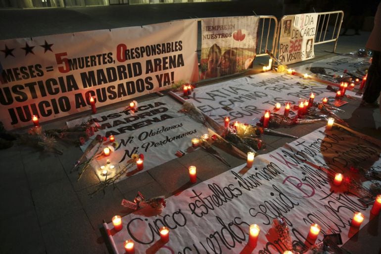 GRA483. MADRID. 31/10/2014.- Pancartas y velas en la vigilia que se celebra esta noche a las puertas del pabellón Madrid Arena en memoria de las cinco jóvenes que murieron en una avalancha en este lugar hace dos años durante una fiesta, y para exigir a la