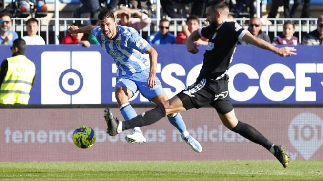 El delantero argentino Pablo Chavarría, lesionado, será baja el domingo ante el Sporting