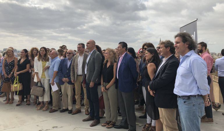 El alcalde Juan Espadas ha presidido en el mirador de las Setas la foto de familia tras la presentación del ciclo &#039;La Bienal Enciende Sevilla&#039;