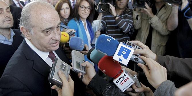 El ministro del Interior, Jorge Fernández Díaz, contesta a los periodistas