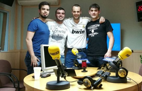 Vivimos el Girona Alcorcón con Alex Pintor (Primero por la derecha) campeón del mundo K1