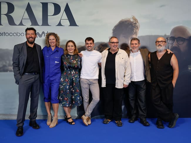 Los miembros del reparto, durante la presentación de la tercera y última temporada de la serie en Ferrol. EFE/ Kiko Delgado.
