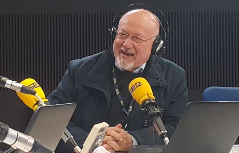 Juan Eslava Galán en los estudios de la SER