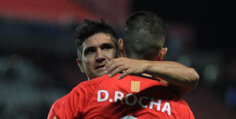 Xisco Muñoz s'abraça amb Rocha.