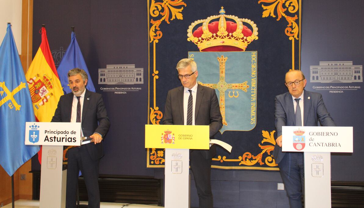 Alejandro Calvo, David Lucas y Francisco Javier López, durante la rueda de prensa posterior al encuentro de los consejeros con el secretario de Estado