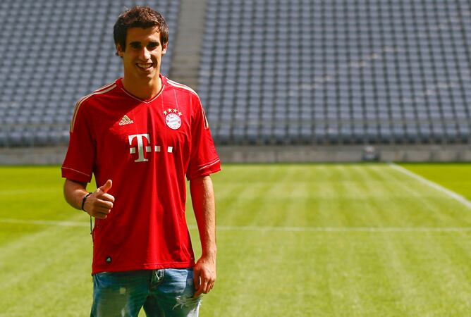 El centrocampista navarro, exjugador del Athletic Club, posa en el césped del Allianz Arena durante su presentación como nuevo jugador del Bayern de Múnich.