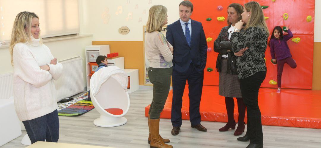 El alcalde, Jesús Moreno, y la concejal de Educación, Manuela Gómez, visitan el colegio Tierno Galván