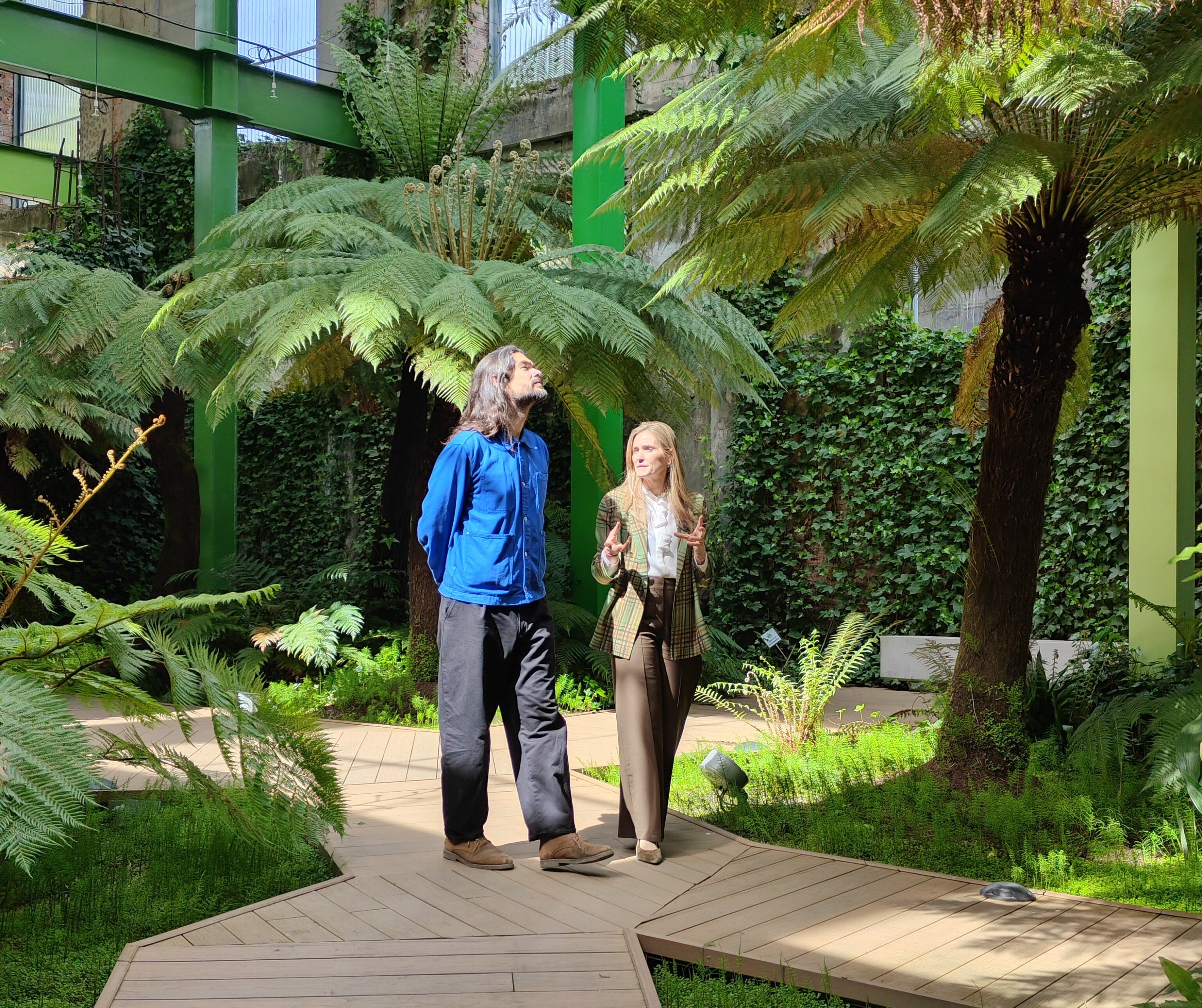 Óliver Laxe y la ministra Sara Aagesen recorren la colección de helechos del carbonífero de la Térmica Cultural