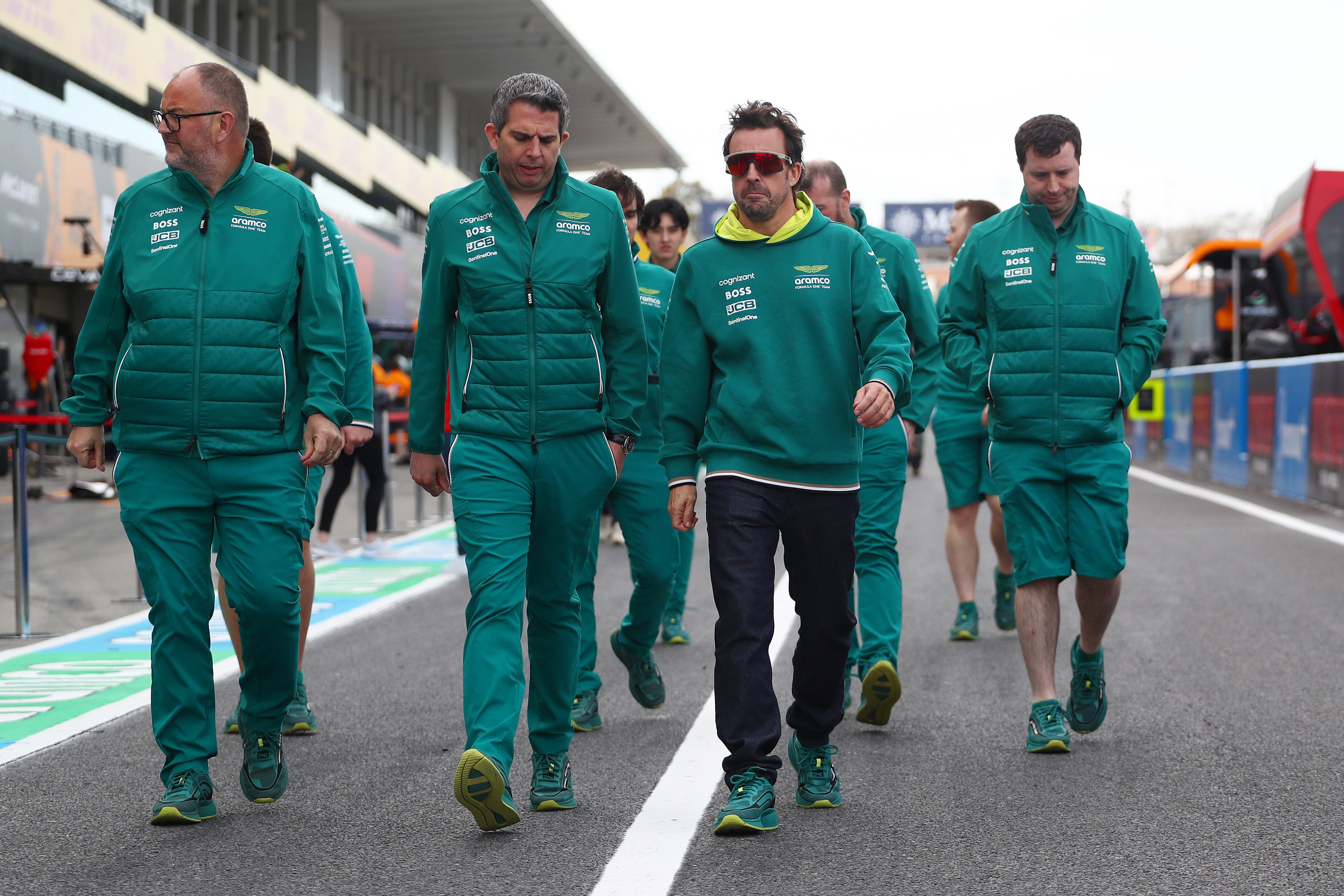 Fernando Alonso y miembros del equipo Aston Martin en el circuito de Suzuka