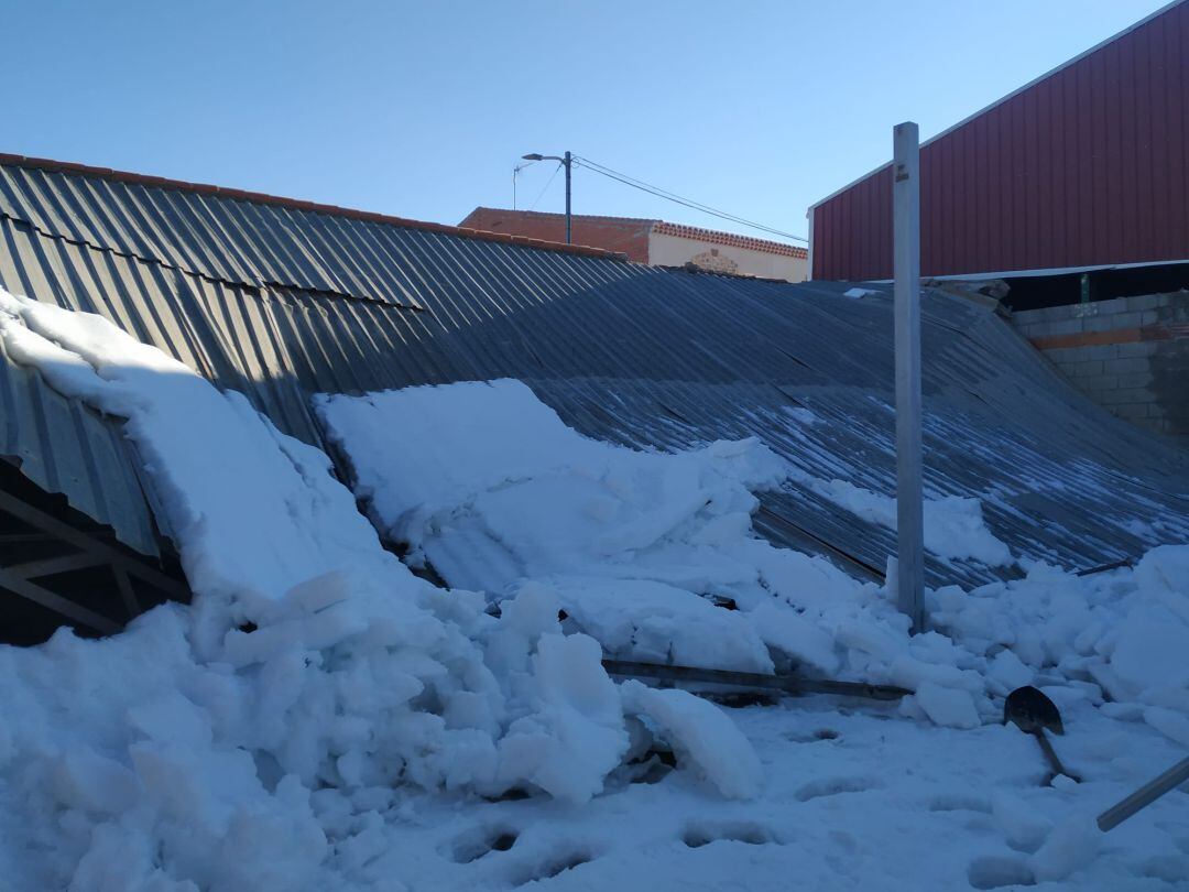 Un tejado derribado por el peso de la nieve en el municipio